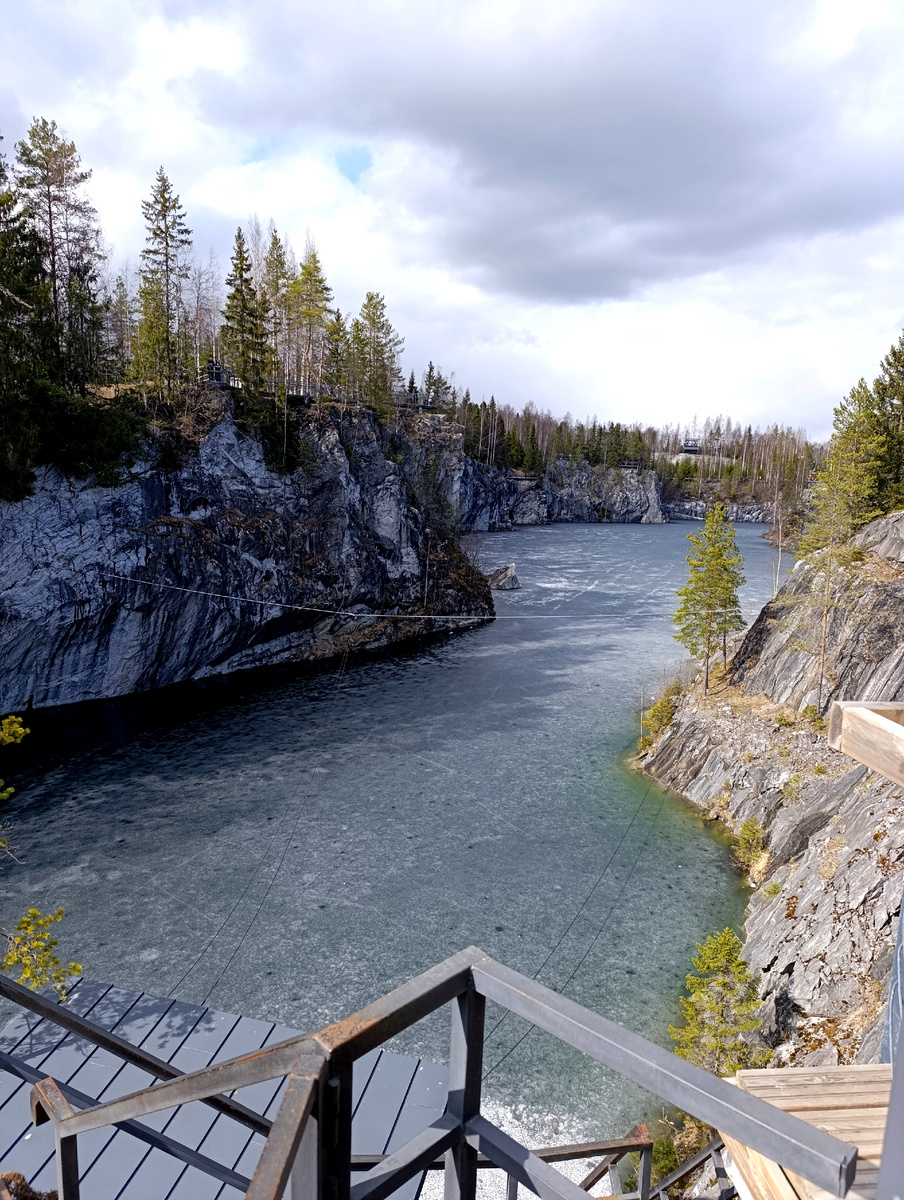 В статье - все фото автора. Рускеала. Вид с верхней точки. 