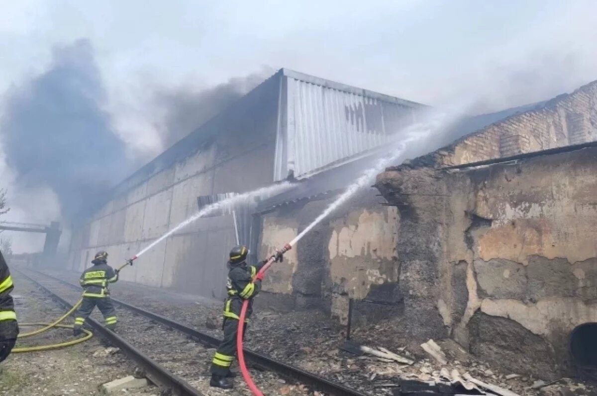    Склады возле железной дороги загорелись в Алтайском крае