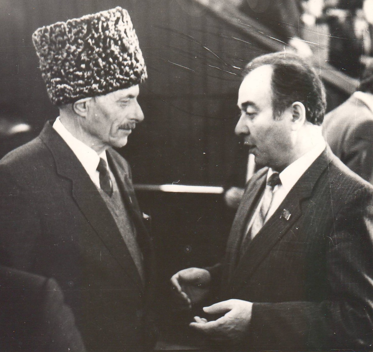 Фотокорреспондент Виктор Елизаров запечатлел Абузара Айдамирова, беседующего  с главой Чечено-Ингушской республики Доку Завгаевым в кулуарах  общенационального   съезда чеченского народа, ноябрь 1990 г.  (личный архив автора).