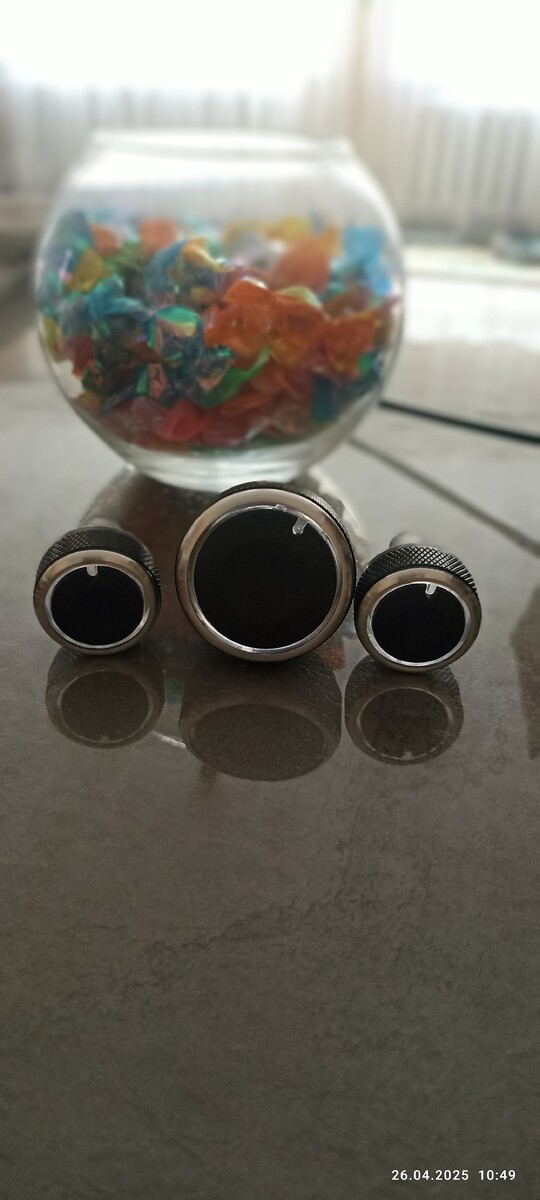 Сначала плоской отвёрткой нужно отсоединить защелки вокруг блока(нужно приноровиться, так не сложно) 