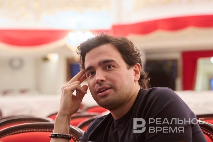 Все — и лирические пейзажи вокруг, и постоянно звучавшие в семье песни, и природный дар — с детства подталкивало Артура к певческому пути. Динар Фатыхов / realnoevremya.ru