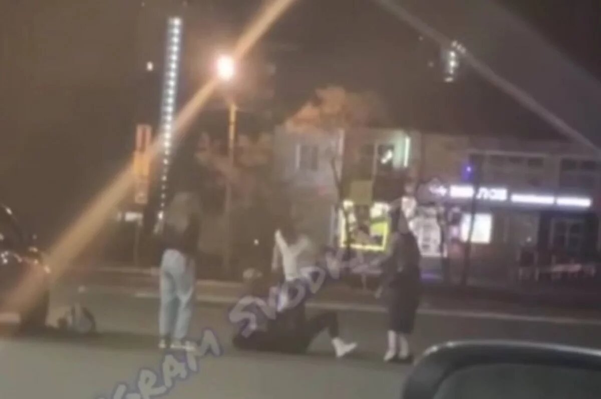    Сначала он ударил одну из дам, после чего она упала на дорогу на асфальт, но на этом драка не закончилась