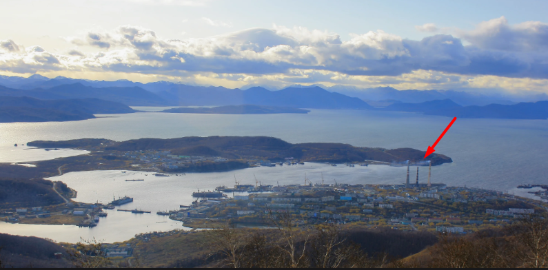 Бухта Ильичёва, а дальше Авачинская бухта. Стрелкой показано место, где тренировался старпом.  Фото:  bulochnikov.livejournal.com