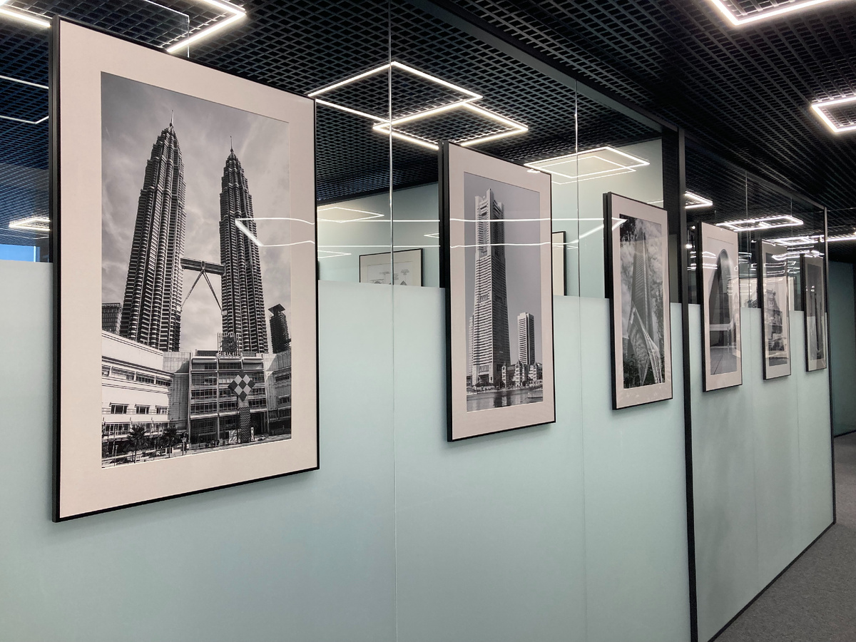 Оформление постерами коридора в офисе