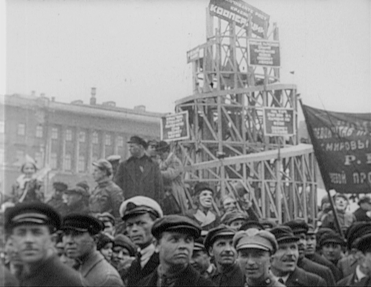 Модель башни Татлина на первомайской демонстрации. 1925 год Российский государственный архив литературы и искусства