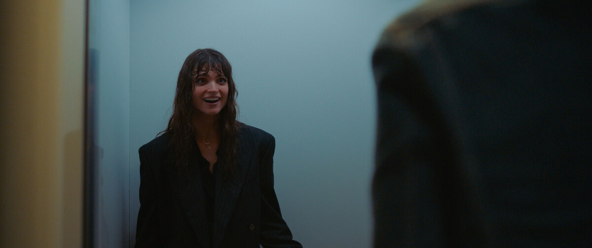 Яя - сдержанная, как "парень", недоумевающая с истерики Карла.