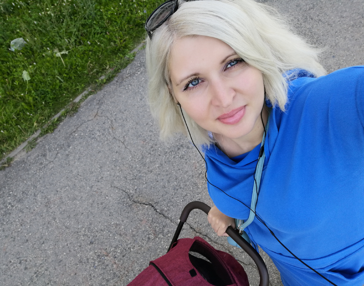 Беззаботная автор в 2020 году гуляет с коляской