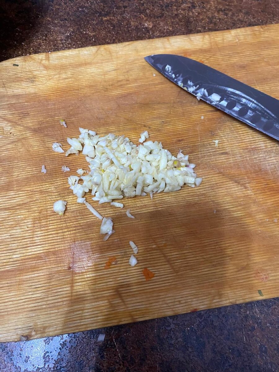 Рубим чеснок.