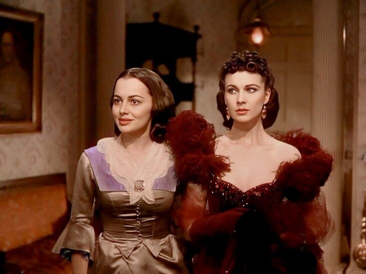 На первом фото: Скарлетт и Эшли Уилкс (в исполнении Лесли Говарда); на втором фото: Мелани (актриса Оливия де Хэвилленд) и Скарлетт