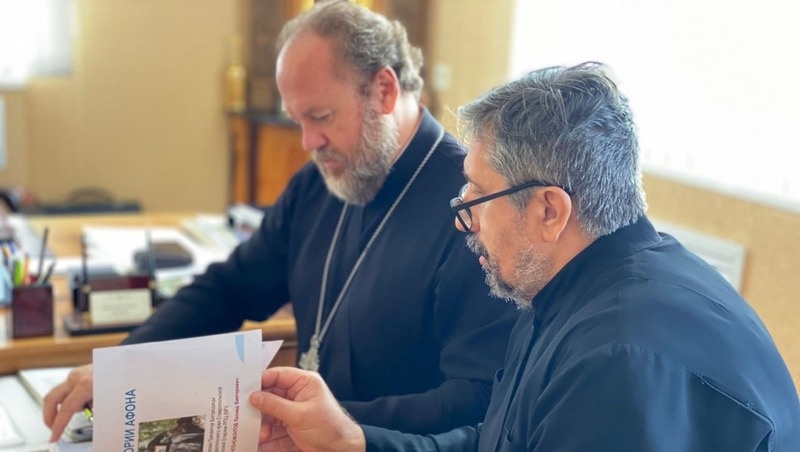    Священнослужители Иоанн Моздор (слева на снимке) и Леонид Ксенофонтов Фото: архив музея Афона