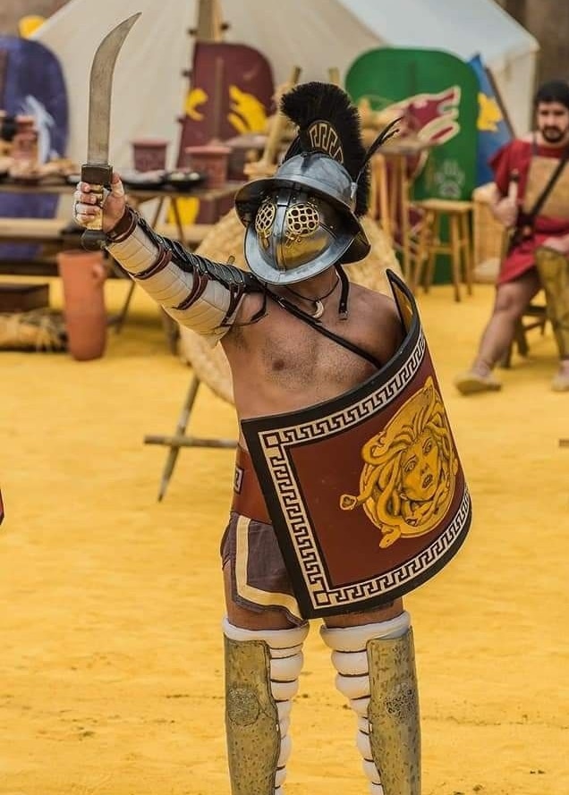 Главная коонцепция гладиаторской брони. Вроди и защина есть но пузо все-расно голое.