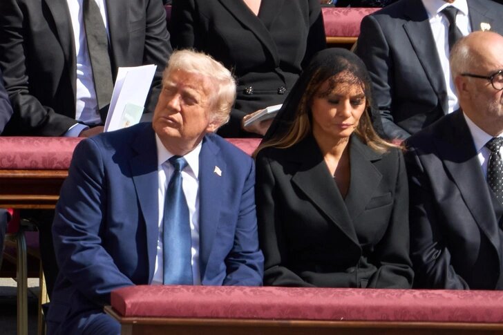 Д. Трамп и Мелания на церемонии прощания с Папой Римским Фрациском. Источник фото: marieclaire.kz 