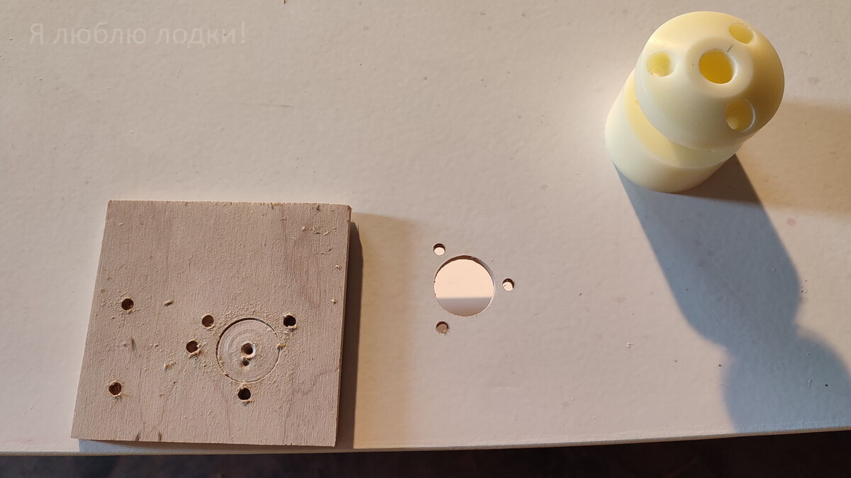 Рекомендую использовать жертвенную фанерку, плотно прижимая её снизу. Но только ладонь себе не сверлите, как я :)))