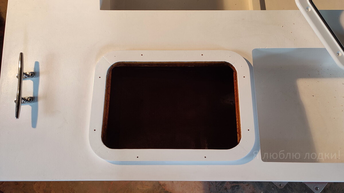 Прямоугольный люк в ахтерпике устанавливается на выведенный в плоскость комингс высотой 15 мм. Под палубой проём люка усилен брусками. Высоты достаточно для закручивания саморезов 5x35 (галерея)