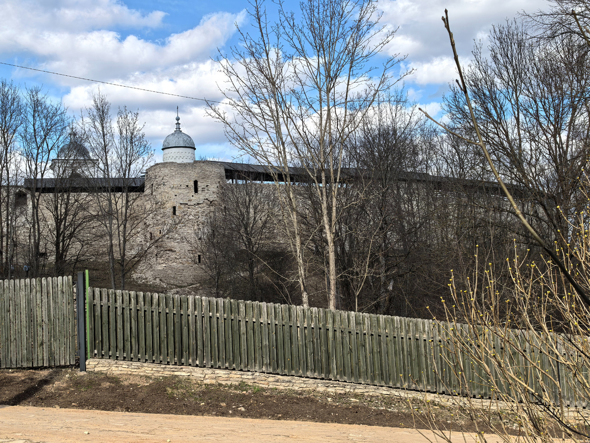 Изборская крепость стоит на Жеравьей горе Колокольная Башня. 