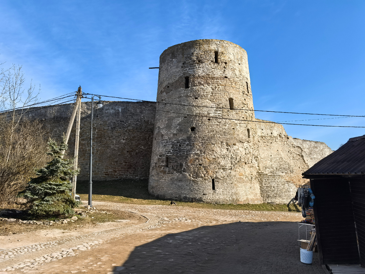 Первое, что видишь, когда идешь к крепости со стороны основной дороги, - Башня Темнушка