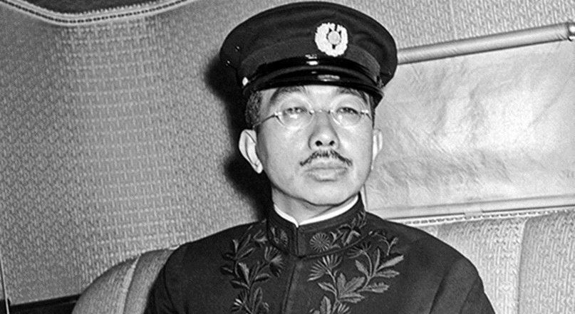 Император Японии - Хирохито. 5 августа 1937 года император Хирохито подписал указ, снимающий ограничения международных регуляций по обращению с пленными китайцами. Фактически узаконив их убийства и пытки. Более того, в армии не поощрялось даже использовать слово «военнопленные», заменяя такими словами как: моно, карада, заирё, марута (вещь, тело, материал, бревно). Хирохито не только не получил наказания, но и остался у власти и правил страной до зимы 1989 года. [Фотография: www.lenta.ru]