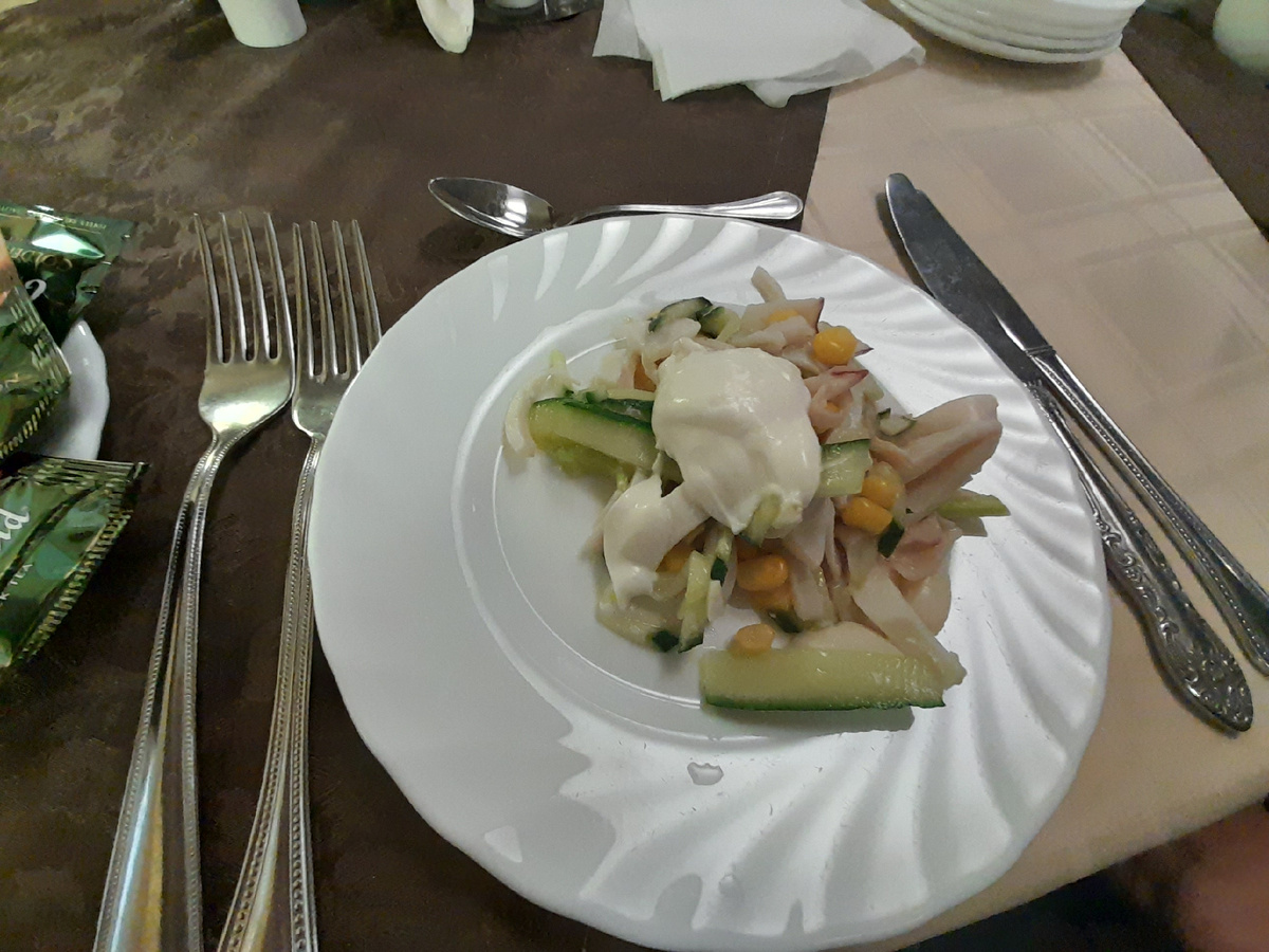 Салат из кальмаров. Фото из личного архива двух Капах. 2024 год, т/х "Космонавт Гагарин". После этого салата дома мы стали иногда готовить салат из кальмаров со свежими огурцами, т.к. с ними вкус более освежающий..