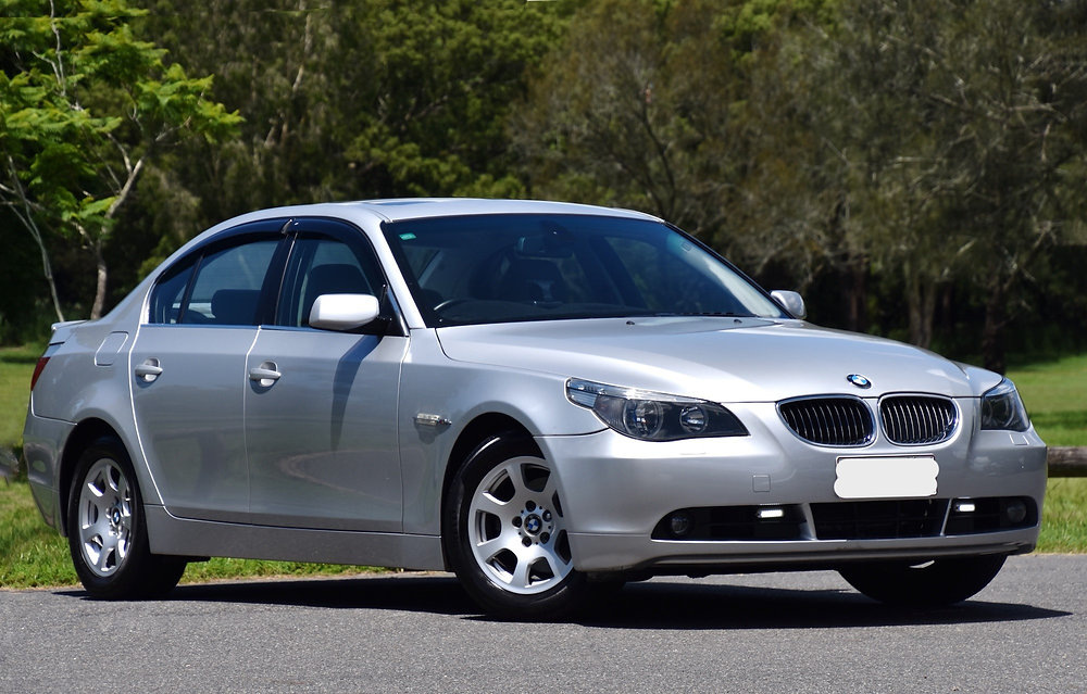 До рестайлинговая BMW 5 E60 на базовых 16 дисках