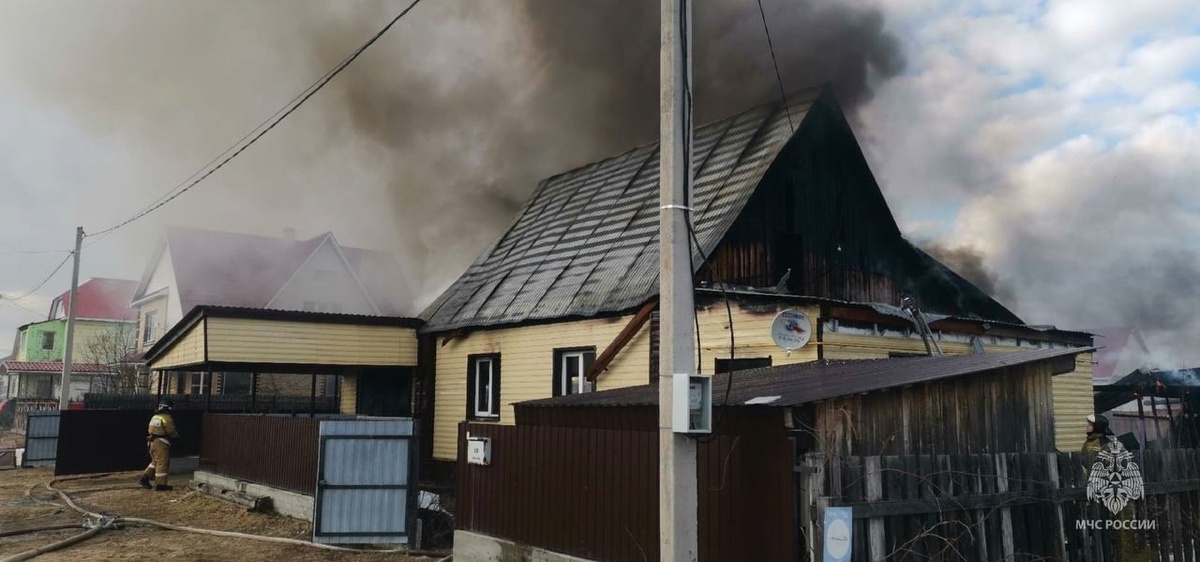    В Советском горели беседка, баня и дом под одной крышей