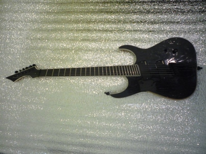 6-струнная мульти-мензурная гитара с активными датчиками EMG от 7-струнной гитары.