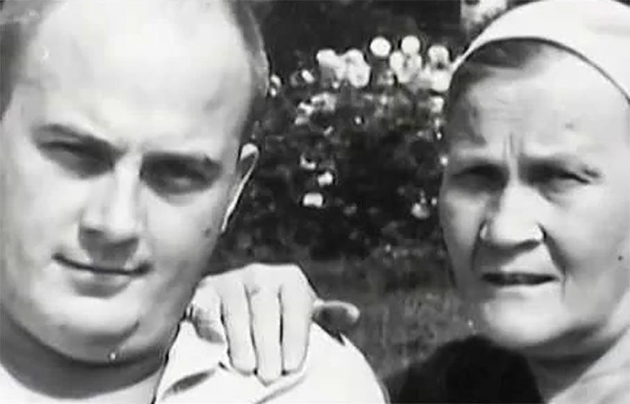 Евгений Моргунов с мамой. Фото с сайта - https://vk.ru