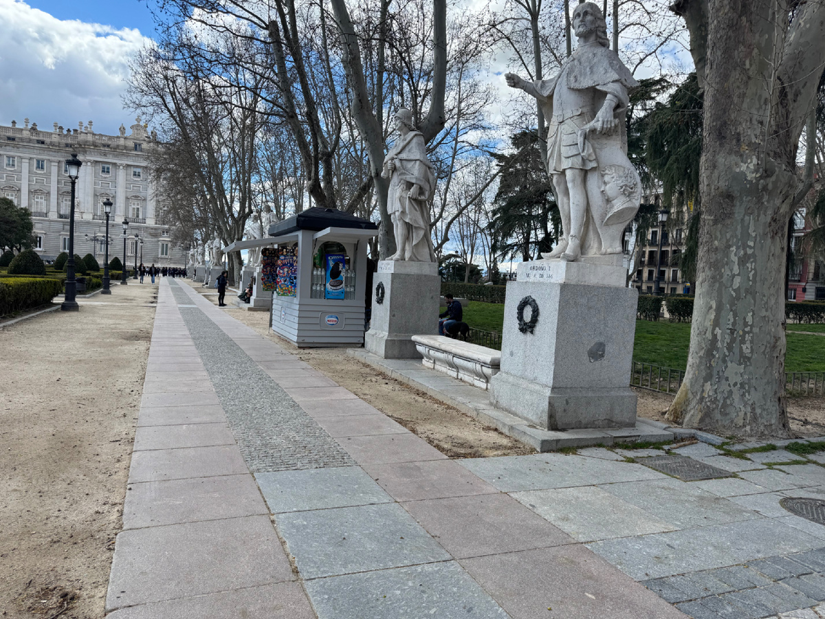 Plaza de Oriente ( Площадь Пласа-де-Ориенте)
