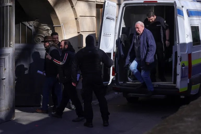 Соратники Раду Теодору и члены «общества Дракулы» доставляются в суд