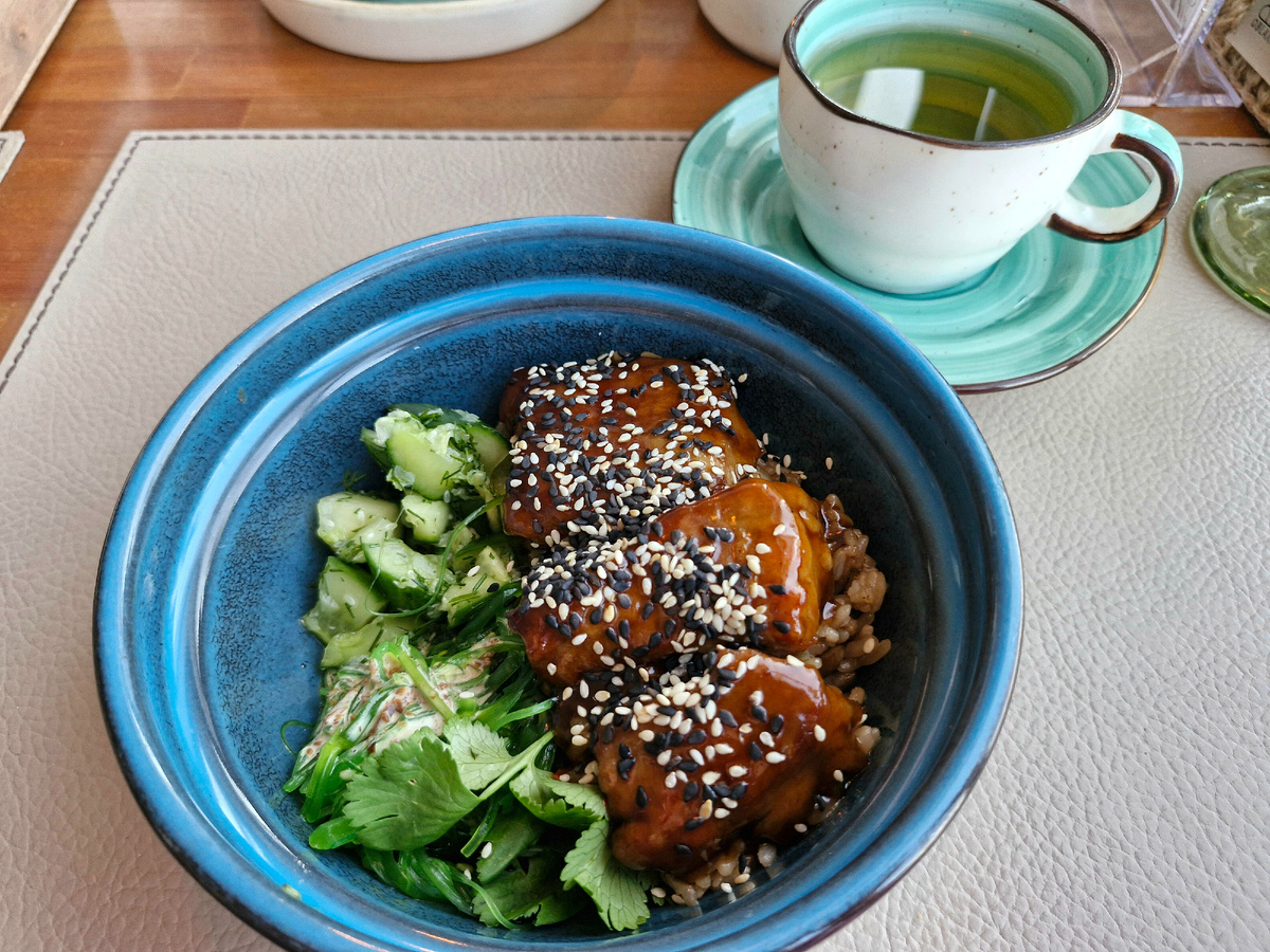 В это путешествие в первый же день пребывания в Зеленоградке пошли обедать в "Облака". Рекомендую. Бронировать лучше заранее, чтобы столик был с видом на Балтику. Из меню больше всего понравился угорь (на фото)
