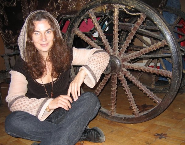 Портрет сделан во времена оны в театре Великого Новгорода. Туника была сшита мною из вельветовой юбки и индийского сари