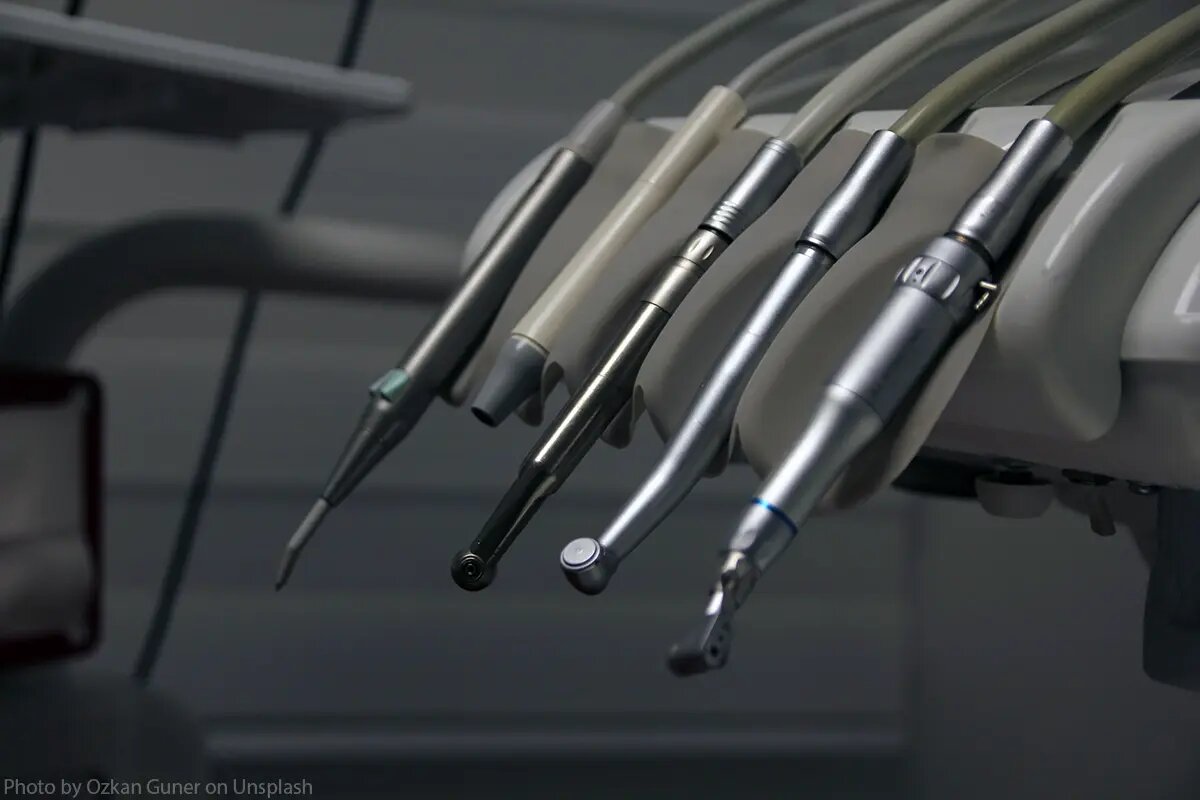 При лечении воспаления зубного нерва использую терапевтический и хирургический методы