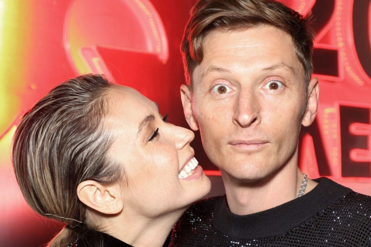 Ляйсан Утяшева — гимнастка, телеведущая, бизнесвумен. Фото доступное в интернет ресурсах и Павел Алексеевич Воля (род. 14 марта 1979, Пенза) — российский киноактёр, эстрадный артист разговорного жанра, телеведущий, певец, поэт, ведущий Comedy Club, шоумен и комик. 