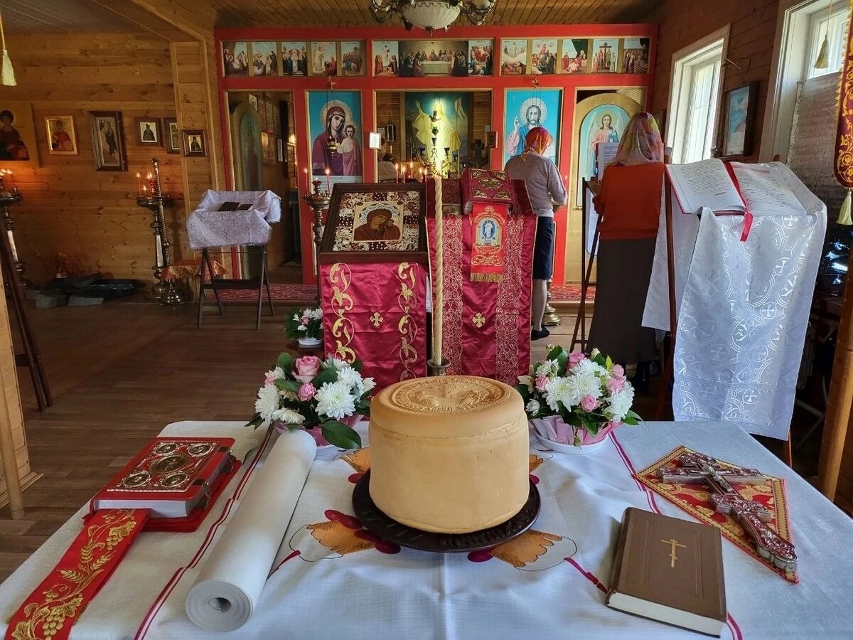 Артос на столе в нашем храме