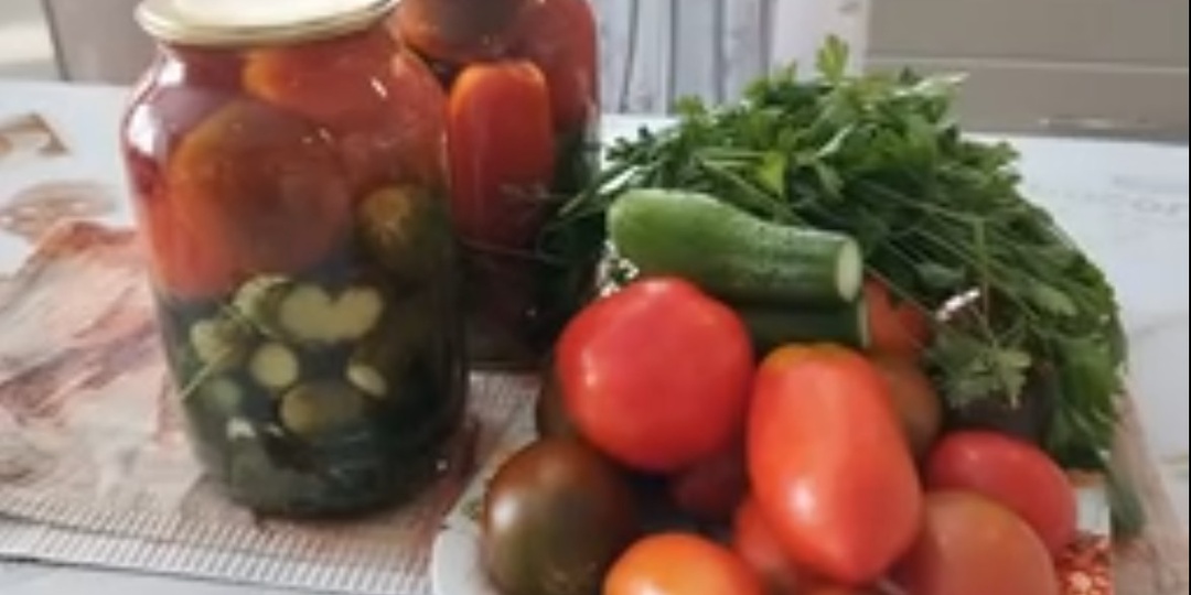 Ассорти из огурцов и помидоров на зиму.