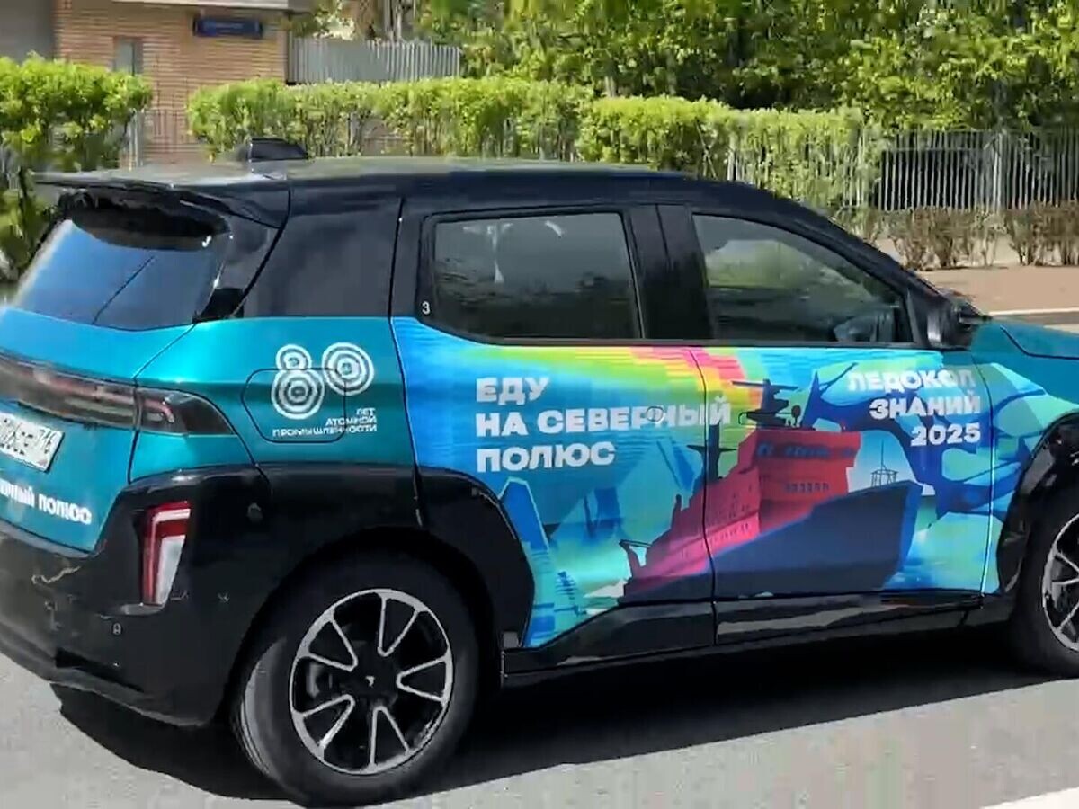    Первая поездка предсерийного образца российского электромобиля "Атом"© РИА Новости