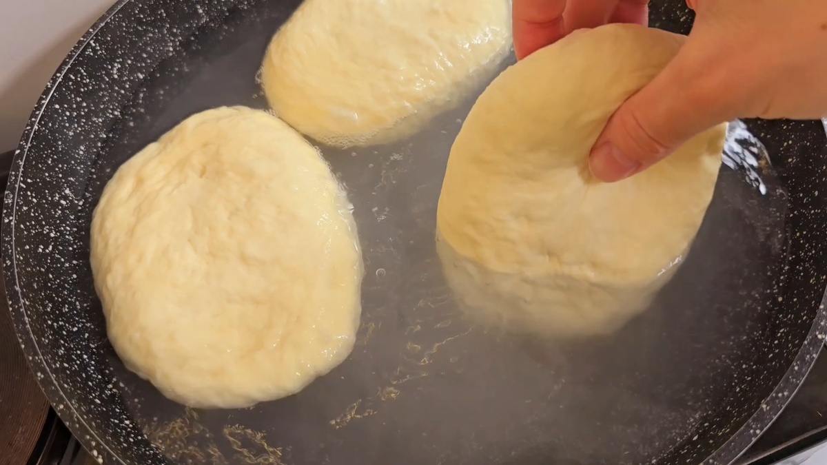 Рецепт:Молоко — 250 мл,Соль — 1,5 ч. л.,Сахар — 1 ст. л.,2 белка,20 г свежих дрожжей,480-500 г муки,80 г сливочного масла,1 ст. л. соды,Мак.