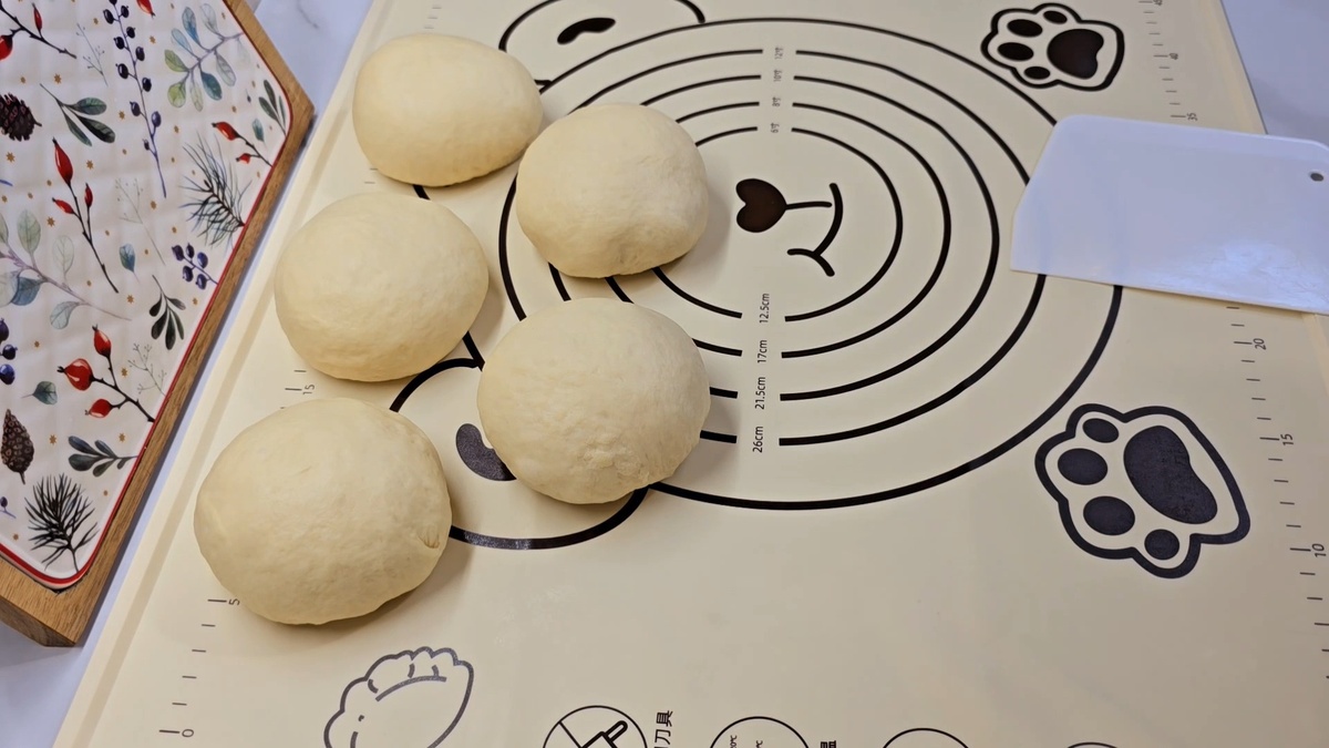 Разделить тесто на 5 частей. 