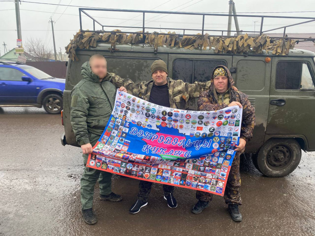    Самым ценным для себя Денис Андросов считает флаги с подписями бойцов СВО и шевроны, которые он хранит. Фото предоставлено добровольцами.