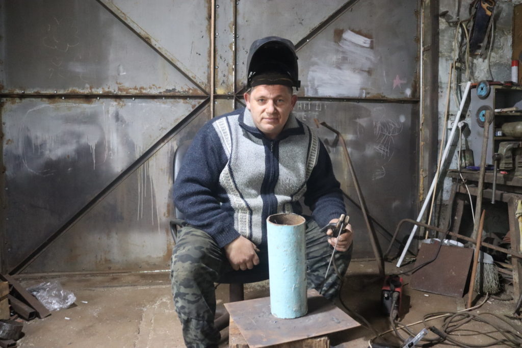    В своём гараже Денис Андросов делает печи-буржуйки для бойцов. Фото: «Тамань».