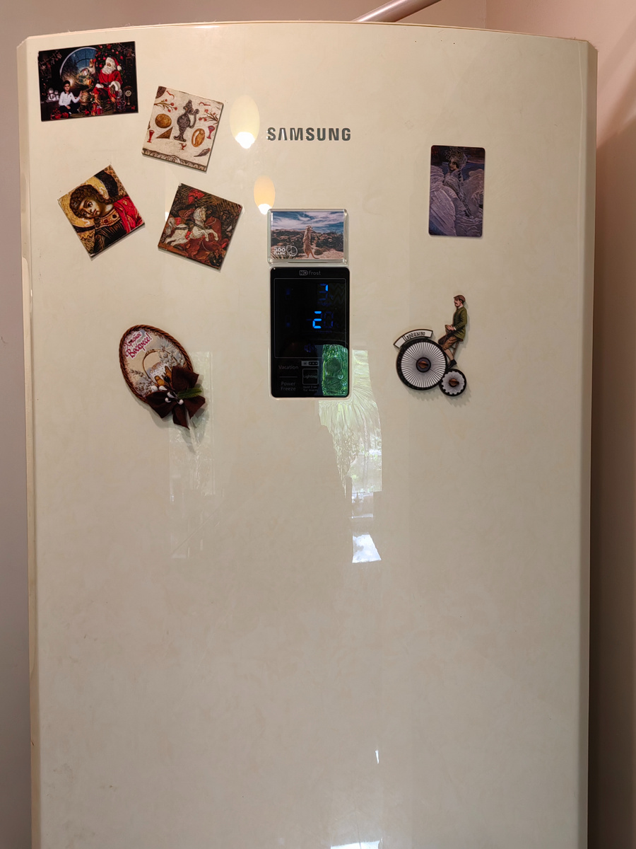 Если бы холодильник так часто не ломался, меня бы вообще всё устраивало: объём, цвет. Цвет особенно: он не белый, а светло-бежевый, очень подходит под интерьер. Сейчас модно в комментариях фукать по поводу магнитиков на холодильнике. Как видите, мне нас***ть на этот тренд. Каждый магнитик - какое-то доброе воспоминание о неком событиии или месте, куда хочетстя вернуться. А на левом боку Самсунга - там вообще вся русская азбука (от А до Я): Мира сейчас начала интересоваться буквами. Ну и, до кучи, герои сказки "Колобок" в полном составе. С ними она тоже периодически играет. И ещё пара меню: ближайшей пиццерии и СУШИльни, откуда мы иногда заказываем доставки. 