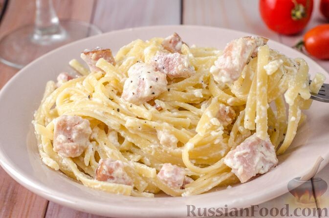 спагетти, грудинка копченая, сливки, сыр твёрдый, чеснок, масло растительное, соль, перец чёрный молотый