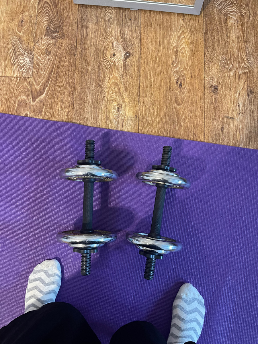 Вес по 5 кг на каждом грифе . Это для меня на данное время посильная нагрузка , с которой делаю «плие», наклоны вперед. Фото автора. 