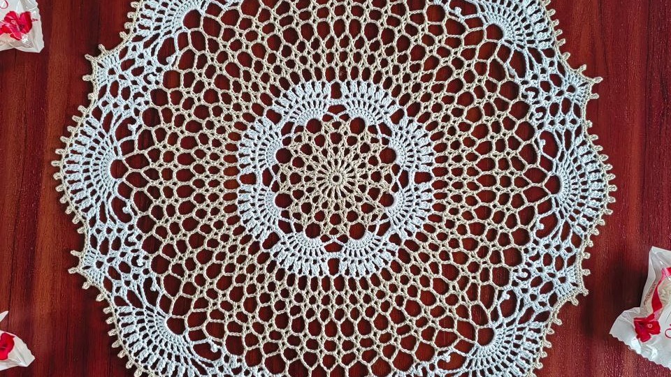 Салфетки крючком. Они весьма просты в изготовлении, но при этом не только довольно красивые, но вполне могут стать истинным украшением вашег