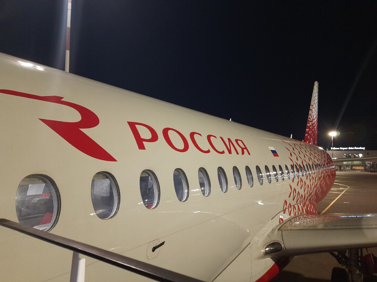 Сухой Суперджет авиакомпании «Россия» в аэропорту Пулково