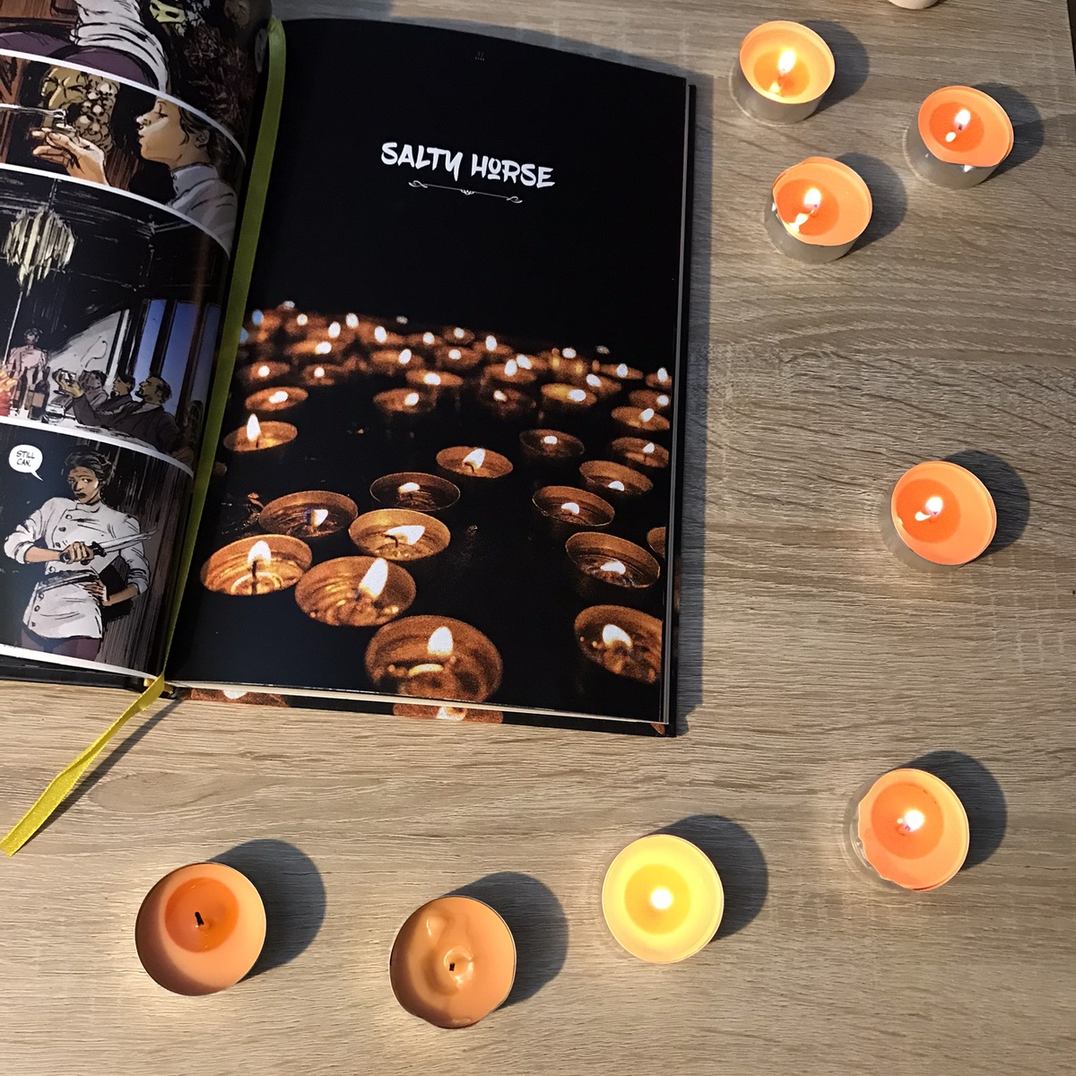 Закончив историю, рассказчик задувает свечу