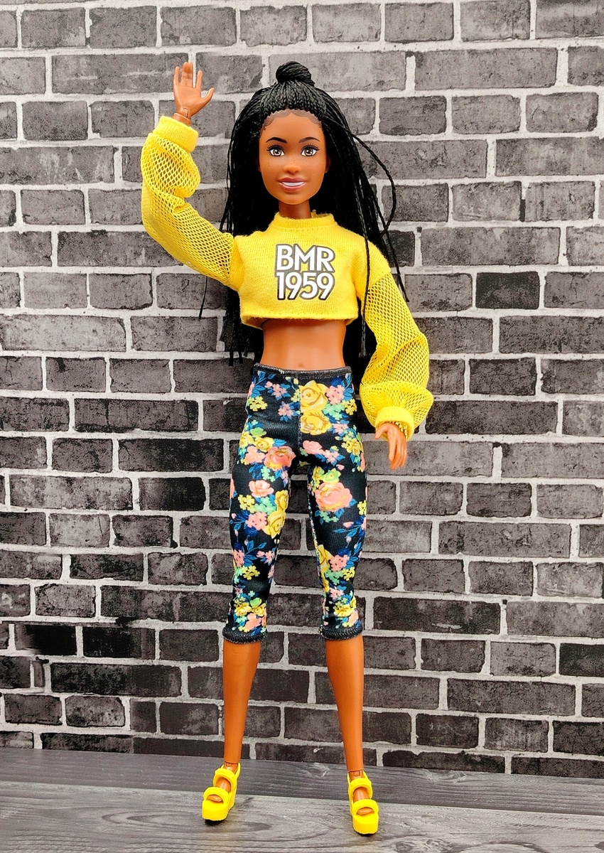 Демонстрирует  Джанет (Бруклин-стилист на теле Бруклин-йоги)