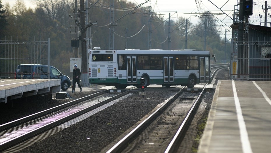    Автобус на ж.-д. переезде на станции Колпино в Петербурге. Автор фото: Сергей Ермохин / "Деловой Петербург"