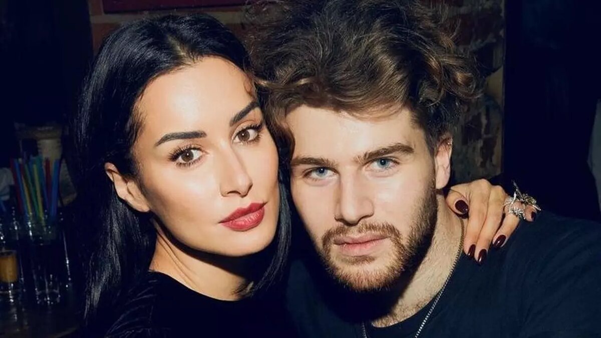 Тинатин Гивиевна Канделаки — грузинская и российская журналистка, телеведущая, продюсер, общественный деятель.

С сентября 2021 года — заместитель генерального директора «Газпром-медиа» и управляющий директор «Газпром-медиа Развлекательное телевидение». С 7 февраля 2022 года — директор телеканала ТНТ. В прошлом — генеральный директор и совладелица медиакомпании «Апостол», ведущая программ «Самый умный», «Детали», «Хорошие песни», «Свадебный переполох» и «СТС зажигает суперзвезду!» (СТС, 2002–2012), генеральный продюсер федерального спортивного телеканала «Матч ТВ» (с июля 2015 по сентябрь 2021 года).