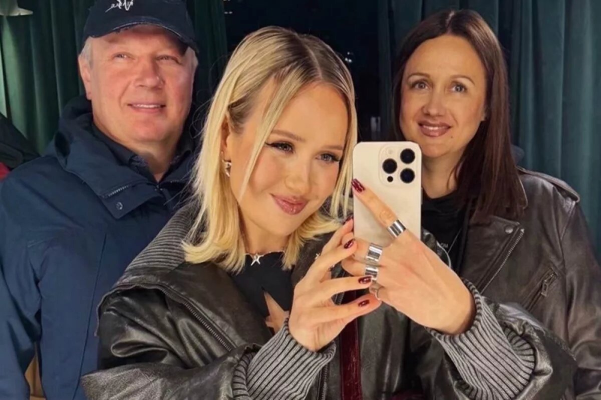    На премьеру Клава Кока пришла со своими родителями.