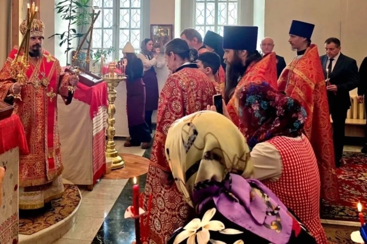    По случаю прибытия Благодатного огня епископ Югорский и Няганский Михаил провел Божественную литургию в Свято-Троицком храме.